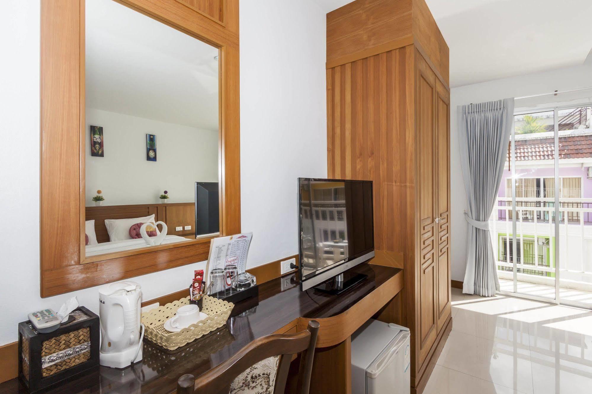 Larn Park Resortel Patong Bagian luar foto