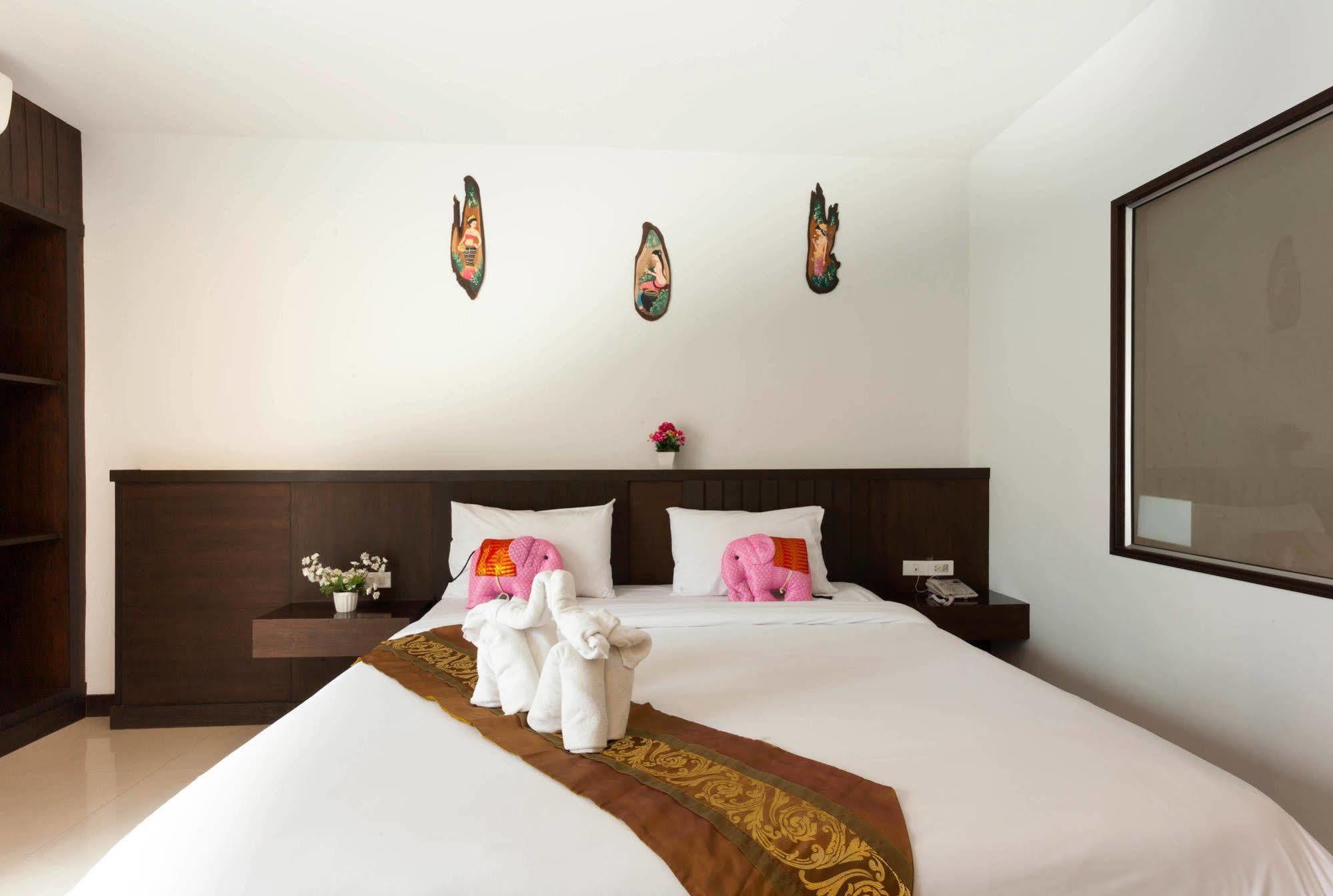Larn Park Resortel Patong Bagian luar foto