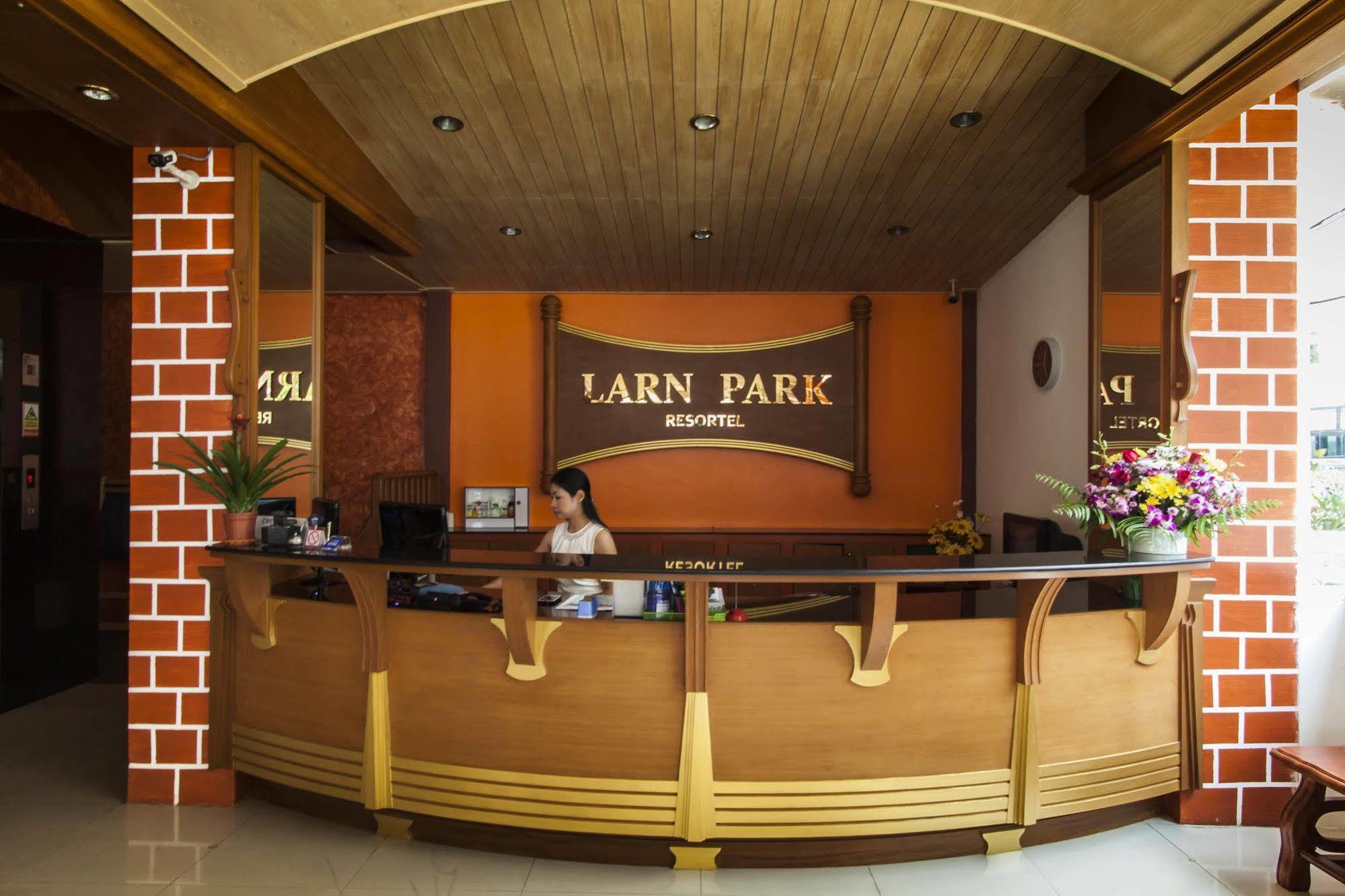 Larn Park Resortel Patong Bagian luar foto