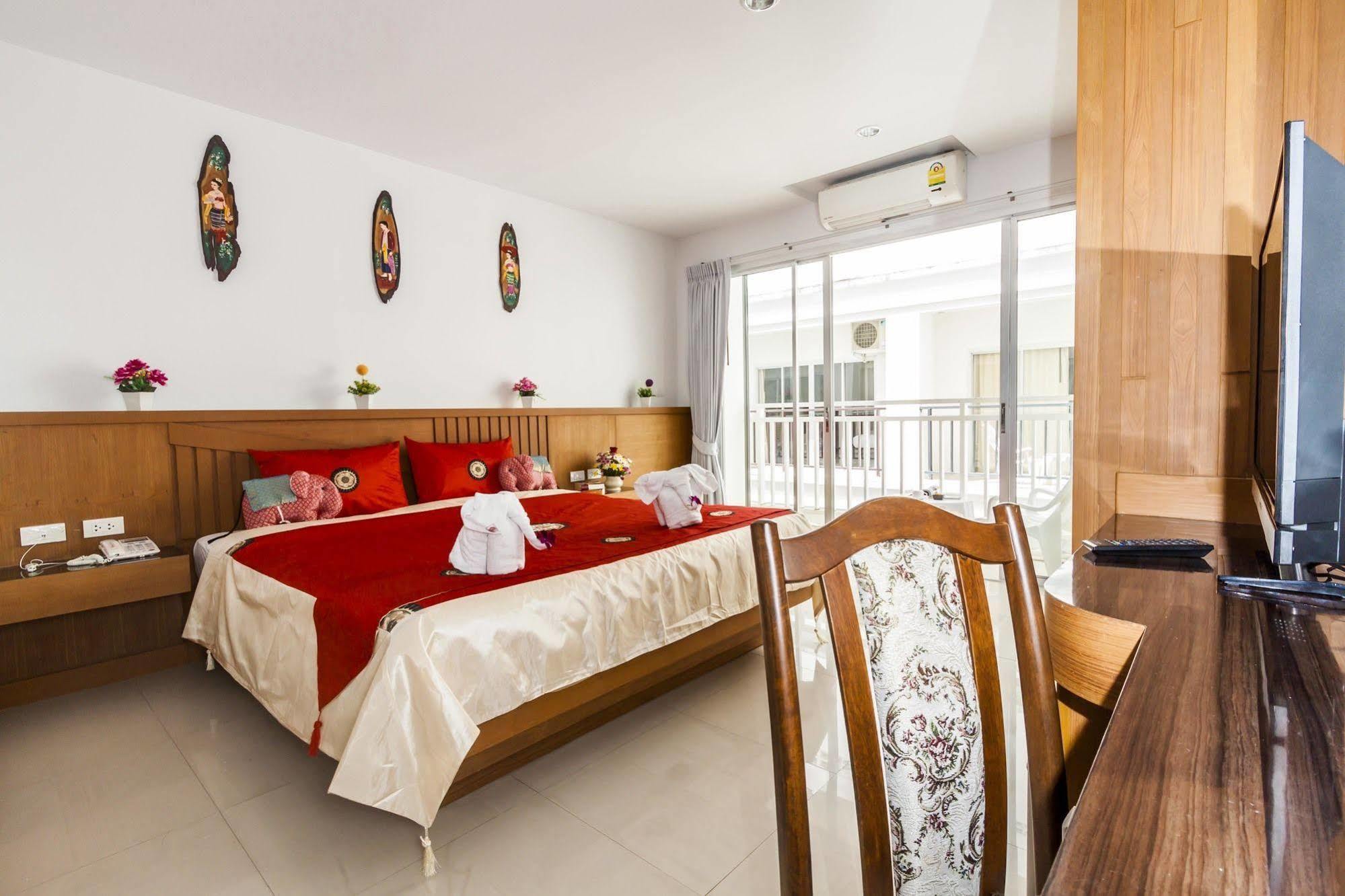 Larn Park Resortel Patong Bagian luar foto