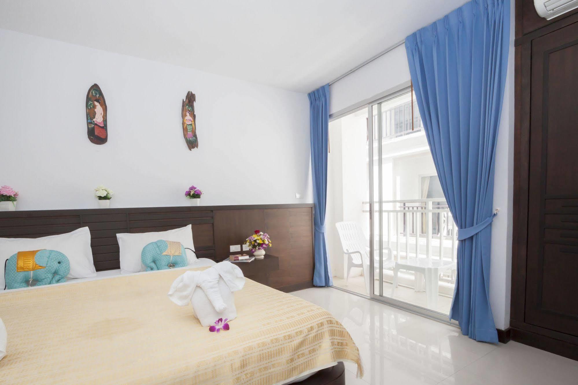 Larn Park Resortel Patong Bagian luar foto
