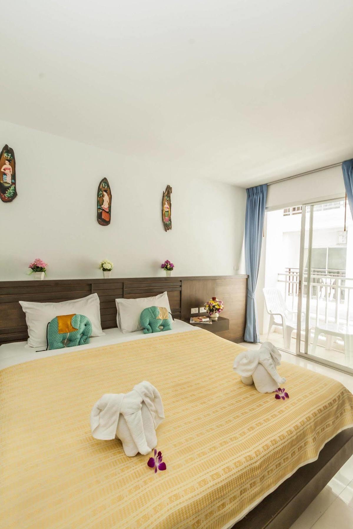 Larn Park Resortel Patong Bagian luar foto