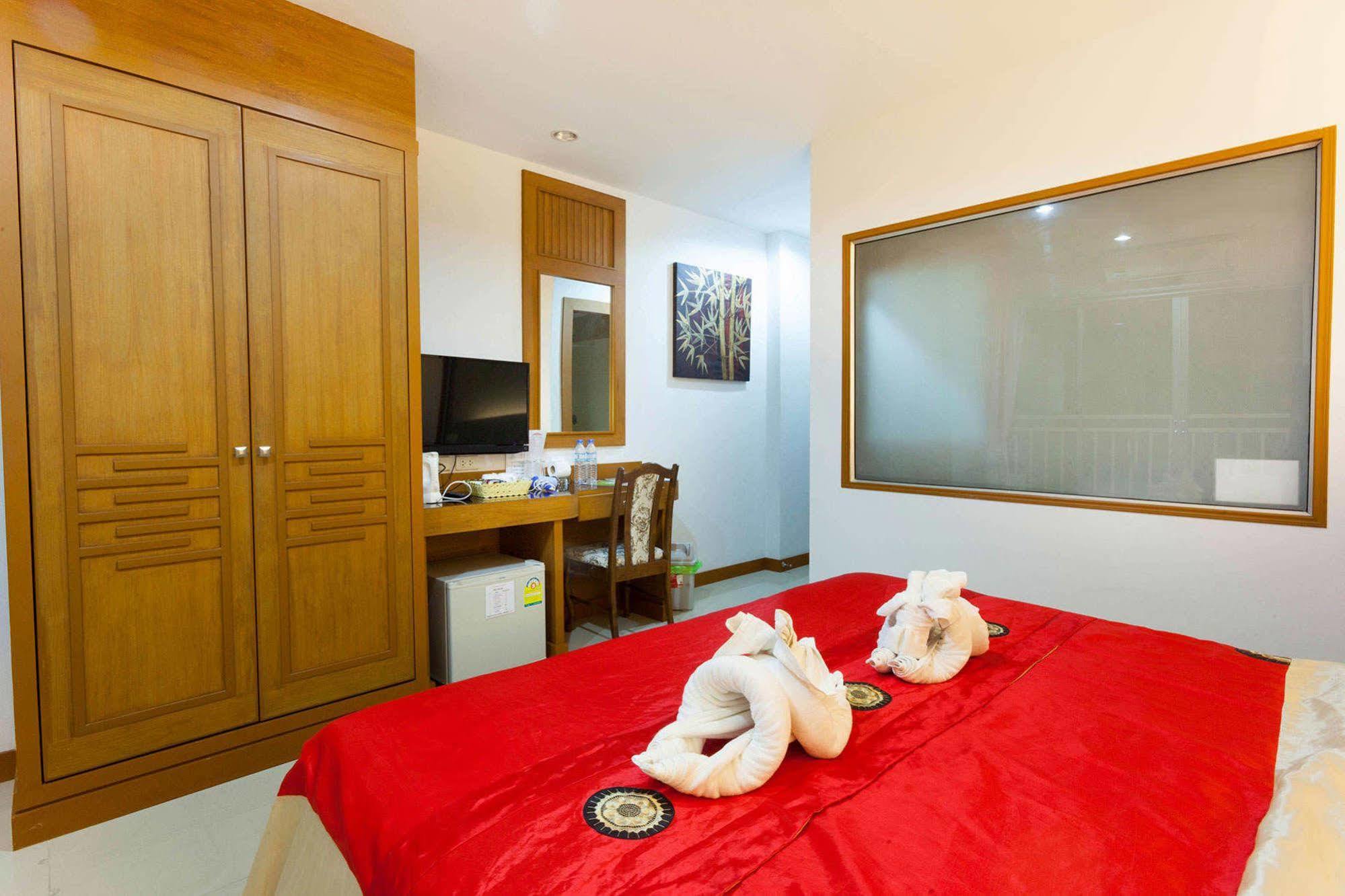 Larn Park Resortel Patong Bagian luar foto