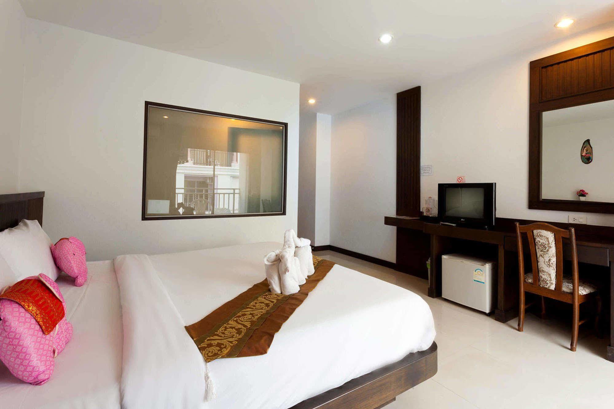 Larn Park Resortel Patong Bagian luar foto