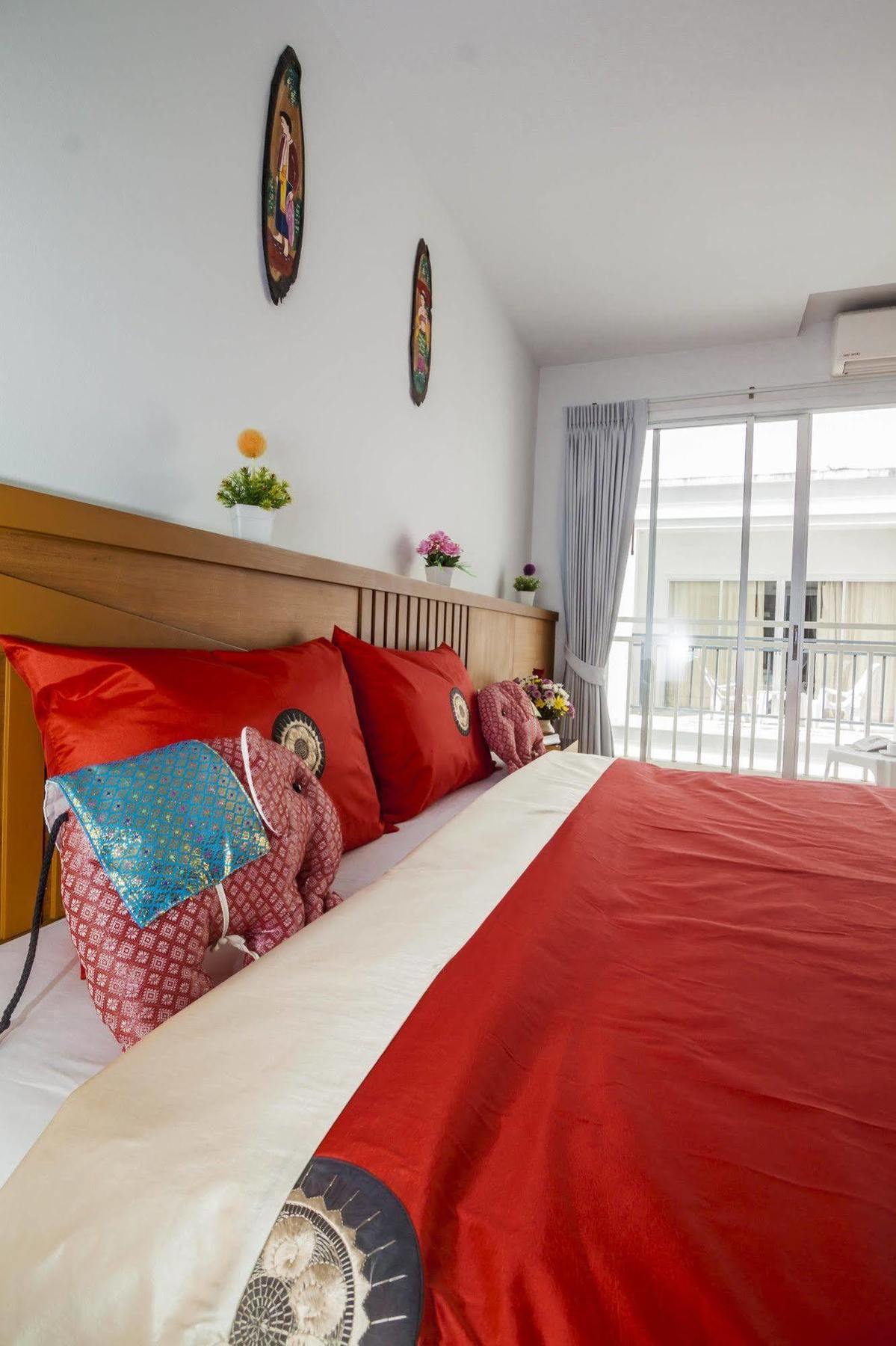 Larn Park Resortel Patong Bagian luar foto